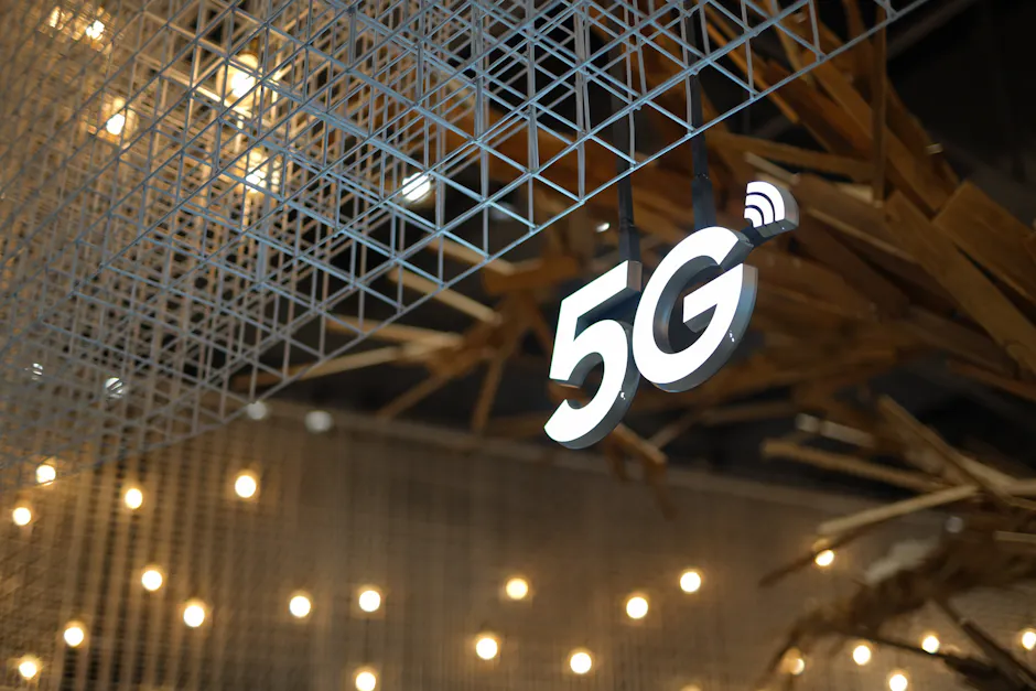 Illuminated 5G sign with modern geometric ceiling 